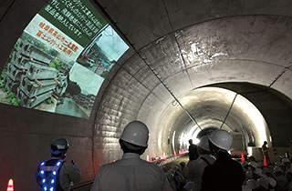 宮峠トンネルの円形水路製作